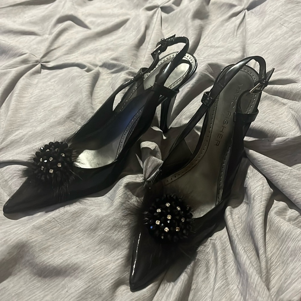 3.5 inch Marc Fisher patten leather sling back heels. Great condition!
